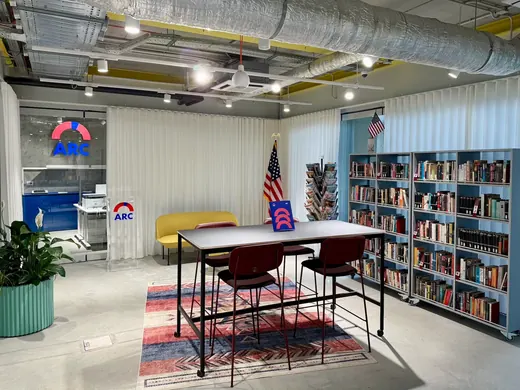 Prostorija Američkog resursnog centra sa bibliotekom