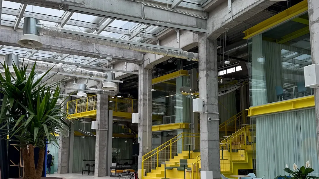 Enterijer Ložionice, industrijski prostor sa staklenim krovom